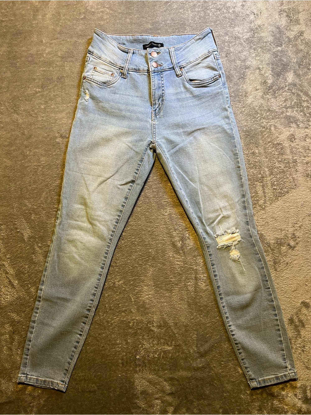 Light Wash Skinny Jeans with Knee Distress